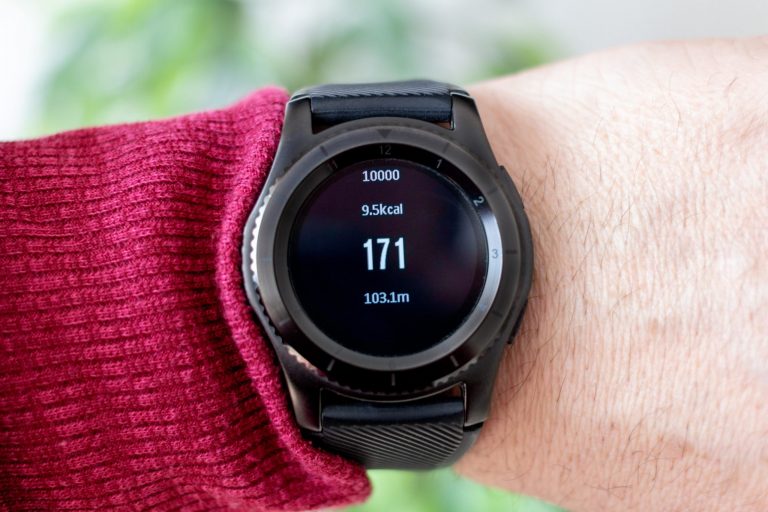 man uses smart watch to monitor his calorie deficit