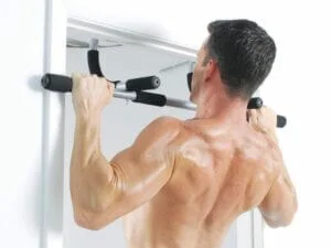 Bodybuilder does pull ups