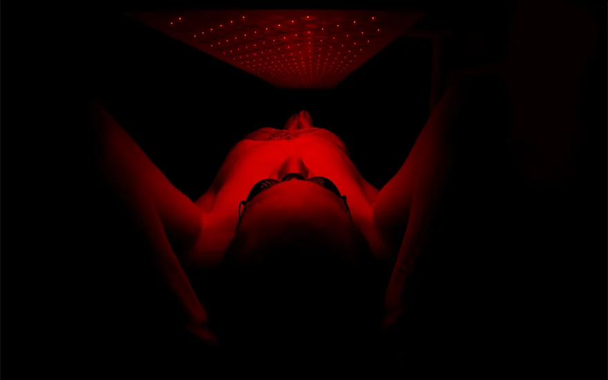 Bryan Johnson laid under red light